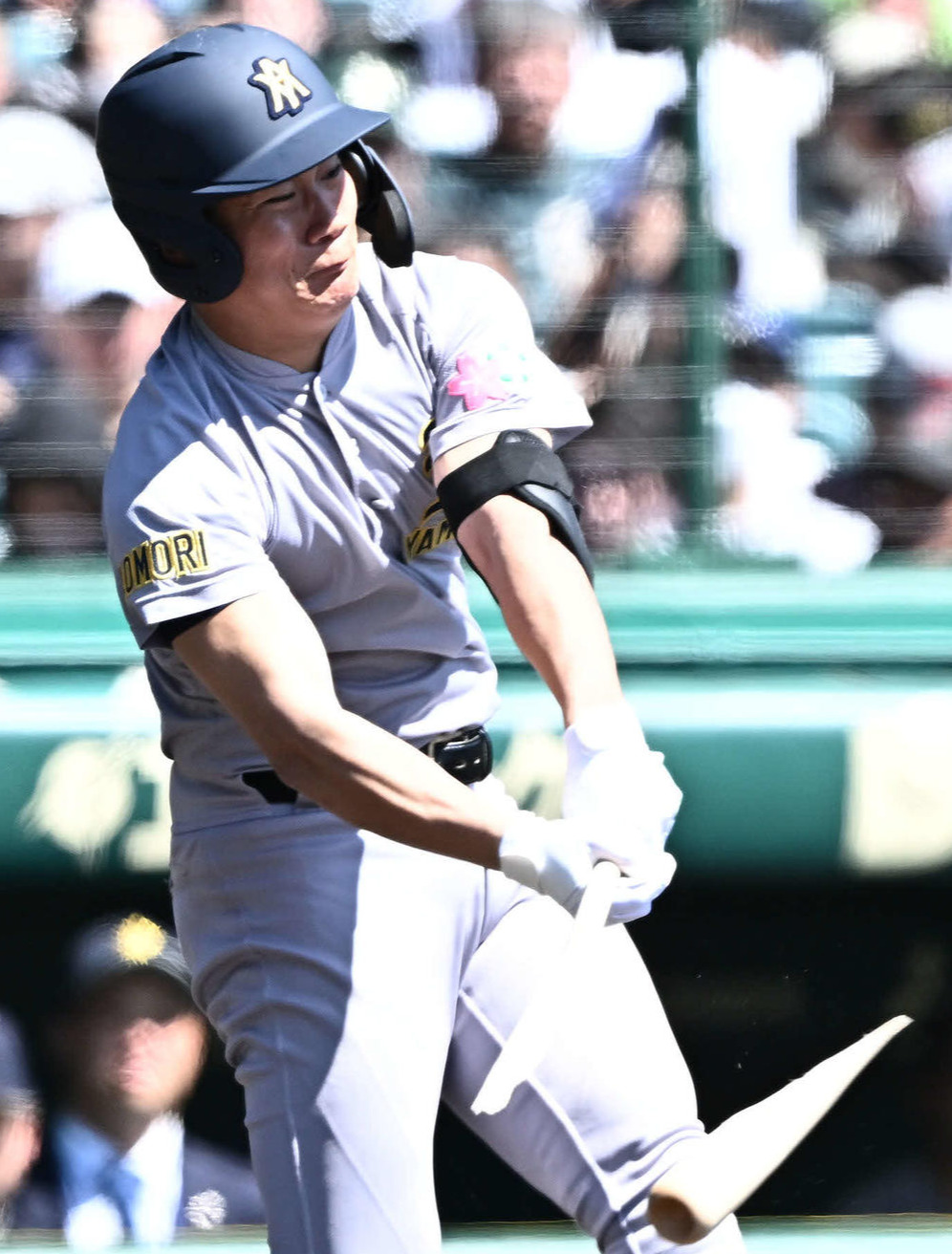 広陵対青森山田　4回裏青森山田無死、対馬はバットを折られるもファンブルで出塁する（撮影・滝沢徹郎）