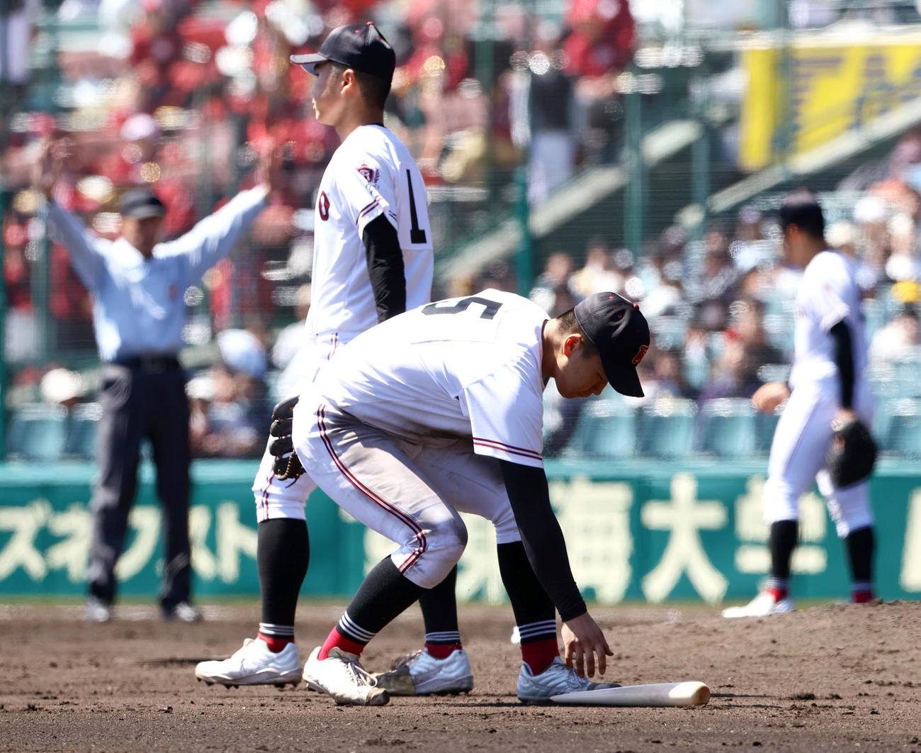 中央学院対宇治山田商　4回表青森山田無死、対馬の折れたバットを拾う三塁手土居（撮影・上山淳一）