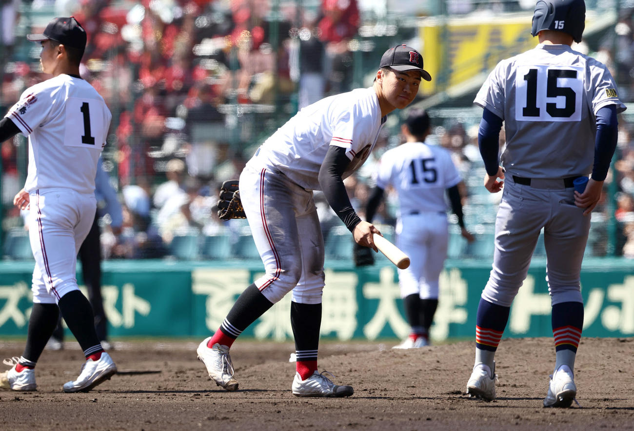 中央学院対宇治山田商　4回表青森山田無死、対馬の折れたバットを拾う三塁手土居（撮影・上山淳一）