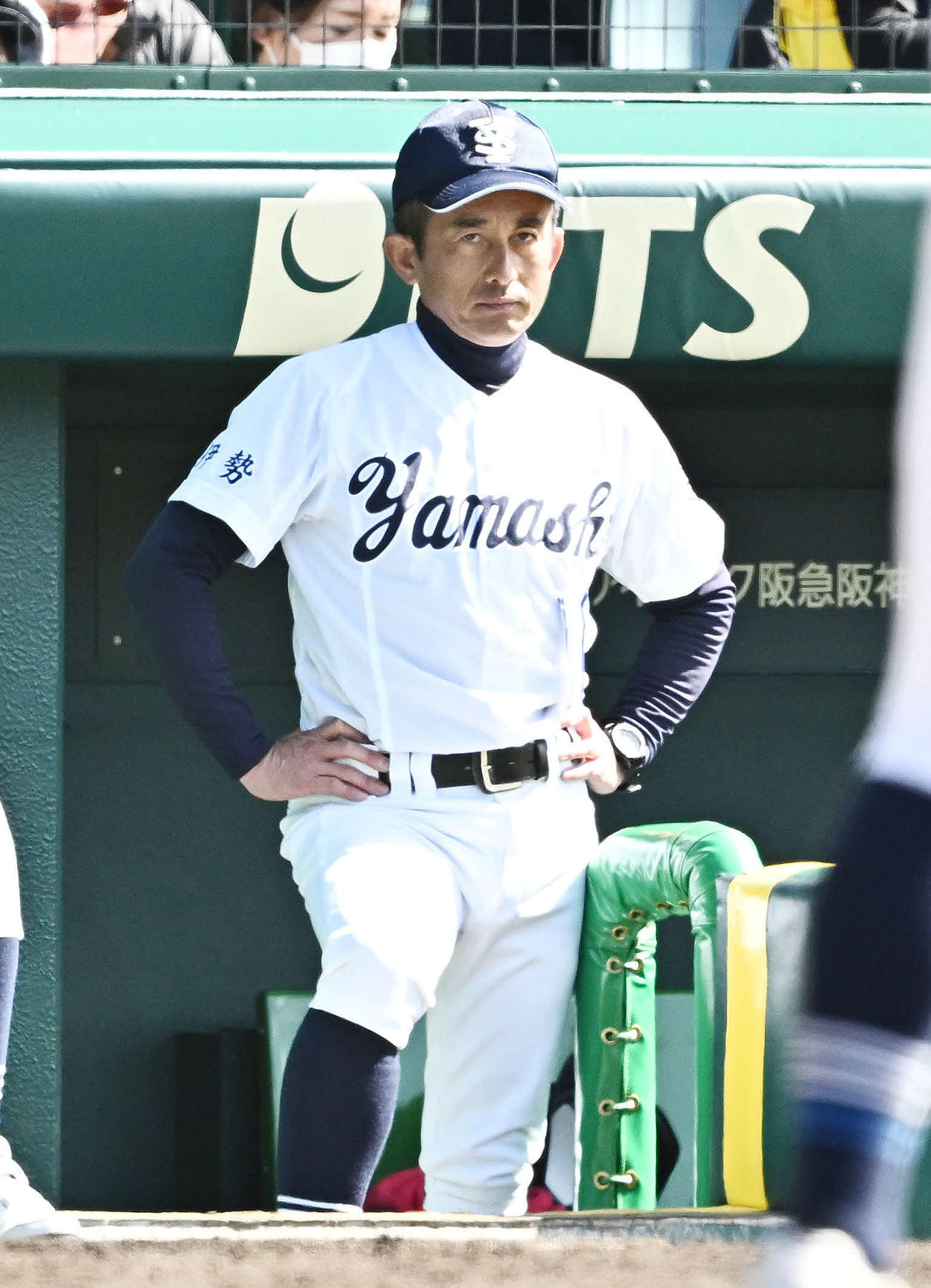 中央学院対宇治山田商　戦況を見守る宇治山田商・村田監督（撮影・滝沢徹郎）
