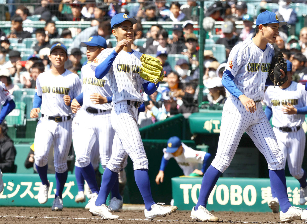 中央学院対宇治山田商　宇治山田商に勝利し笑顔を見せる颯佐（左から2人目）ら中央学院ナイン（撮影・上山淳一）
