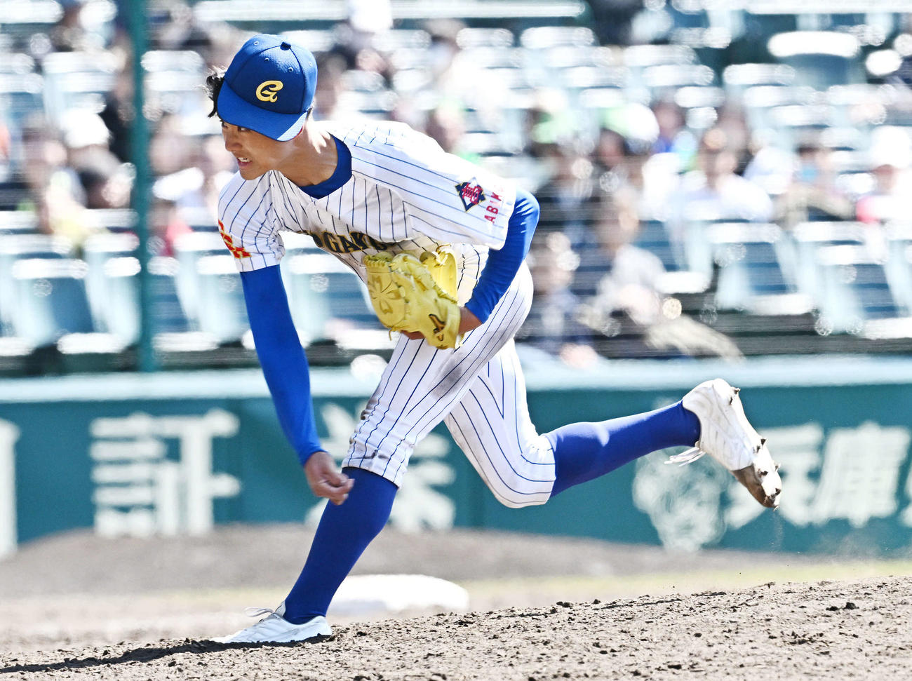 中央学院対宇治山田商　6回裏途中から中央学院2番手で登板し、試合を締めた颯佐（撮影・滝沢徹郎）