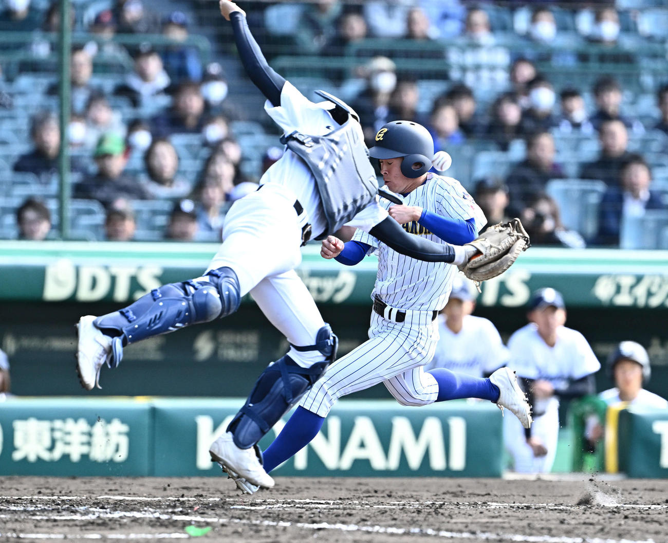 中央学院対宇治山田商　3回表中央学院2死一、二塁、颯佐の右前適時打で生還する二塁走者水嶋（右）。捕手小泉（撮影・滝沢徹郎）
