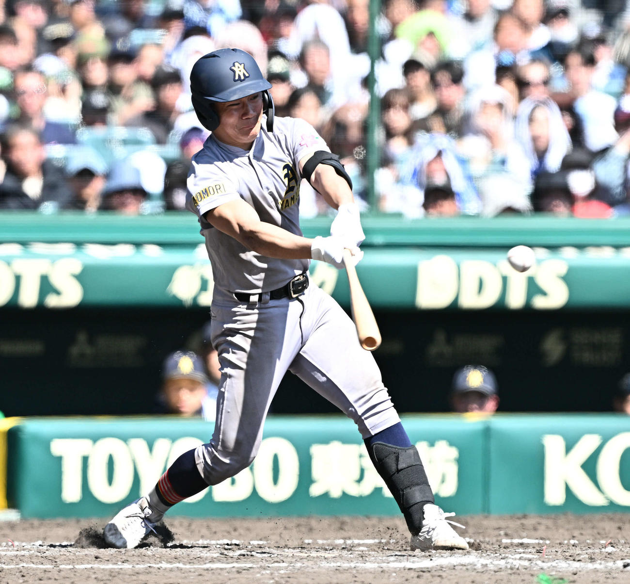 広陵対青森山田　8回裏青森山田1死満塁、対馬は右2点適時打を放つ（撮影・滝沢徹郎）