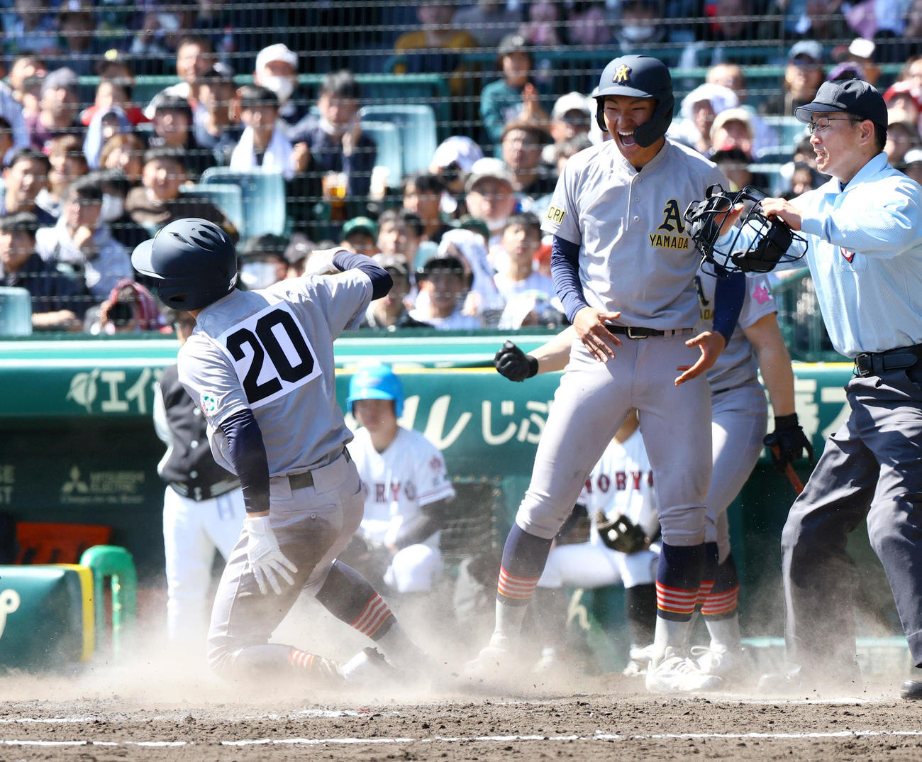 広陵対青森山田　8回裏青森山田1死満塁、対馬の右前2点適時打で生還し喜ぶ佐藤隆（左）（撮影・上山淳一）