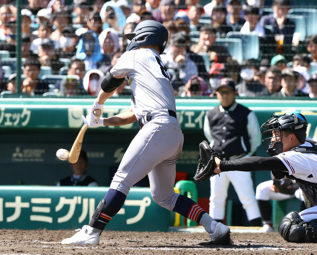 広陵対青森山田　8回裏青森山田1死満塁、対馬は右前2点適時打を放つ（撮影・上山淳一）