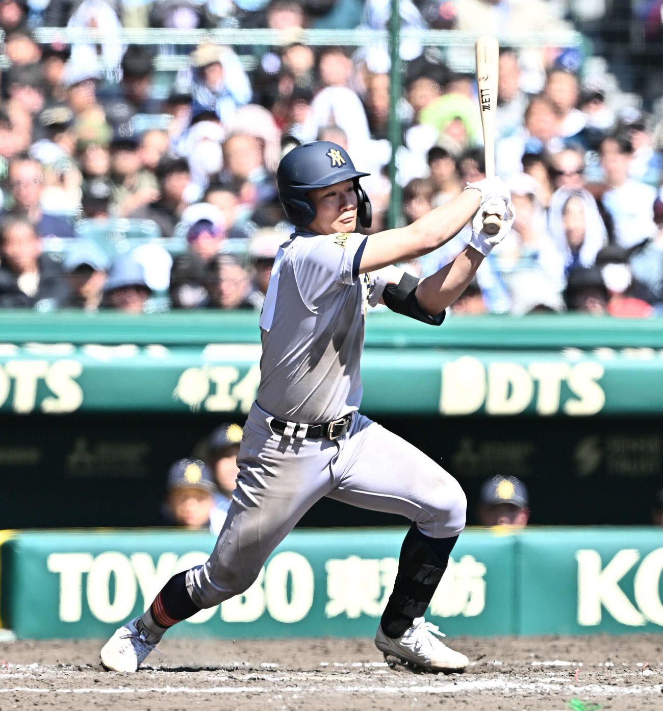 広陵対青森山田　8回裏青森山田1死満塁、対馬は右2点適時打を放つ（撮影・滝沢徹郎）