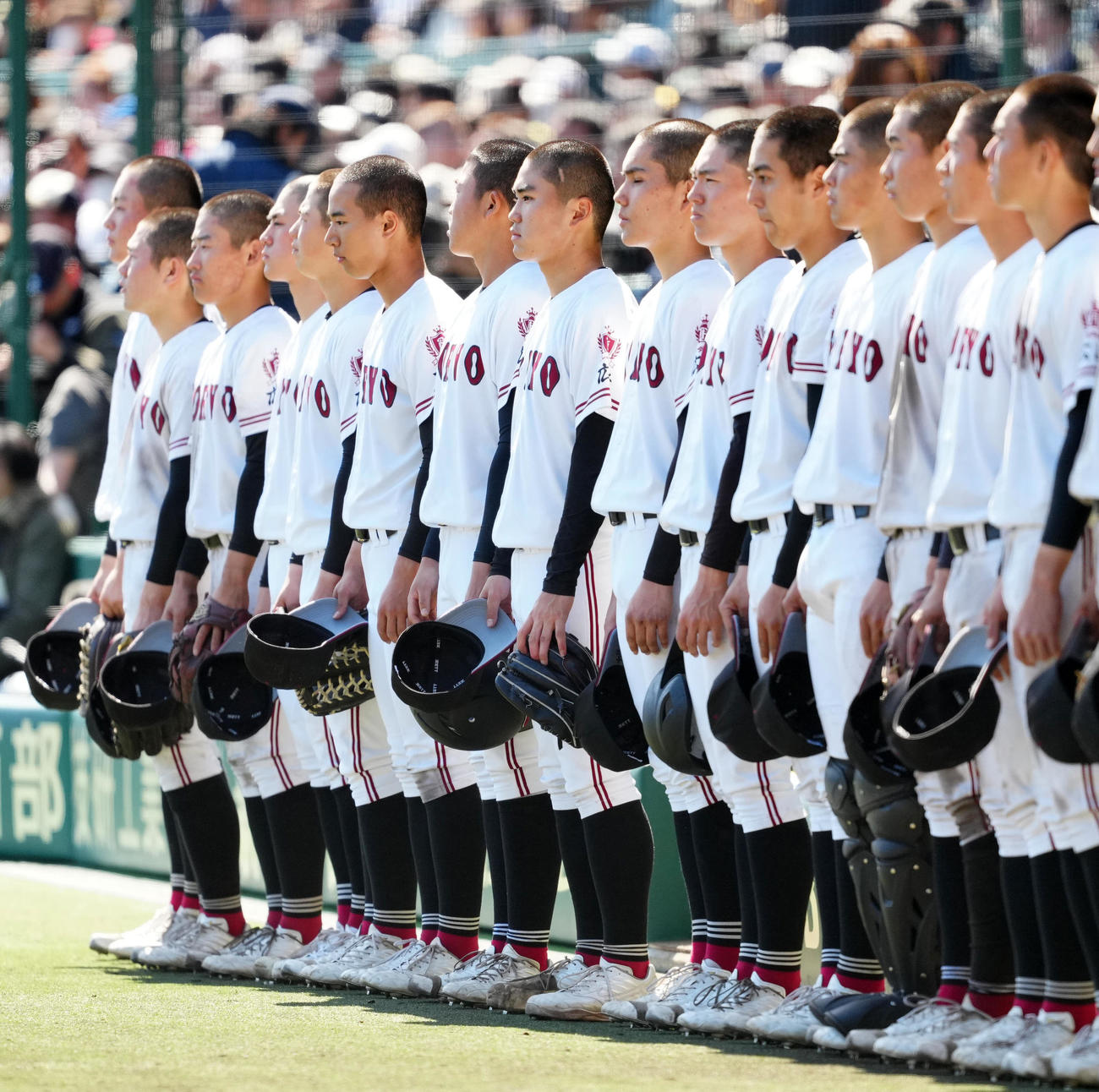 広陵対青森山田　試合後、ベンチ前に整列する高尾（左から8人目）ら広陵の選手たち（撮影・江口和貴）