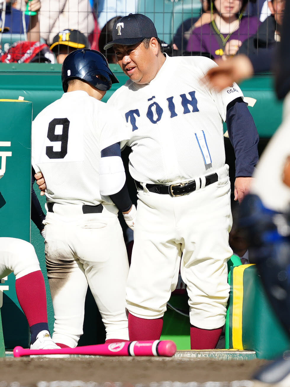 神村学園対大阪桐蔭　5回裏大阪桐蔭無死、ランニング本塁打の境（左）に声をかける西谷監督（撮影・江口和貴）