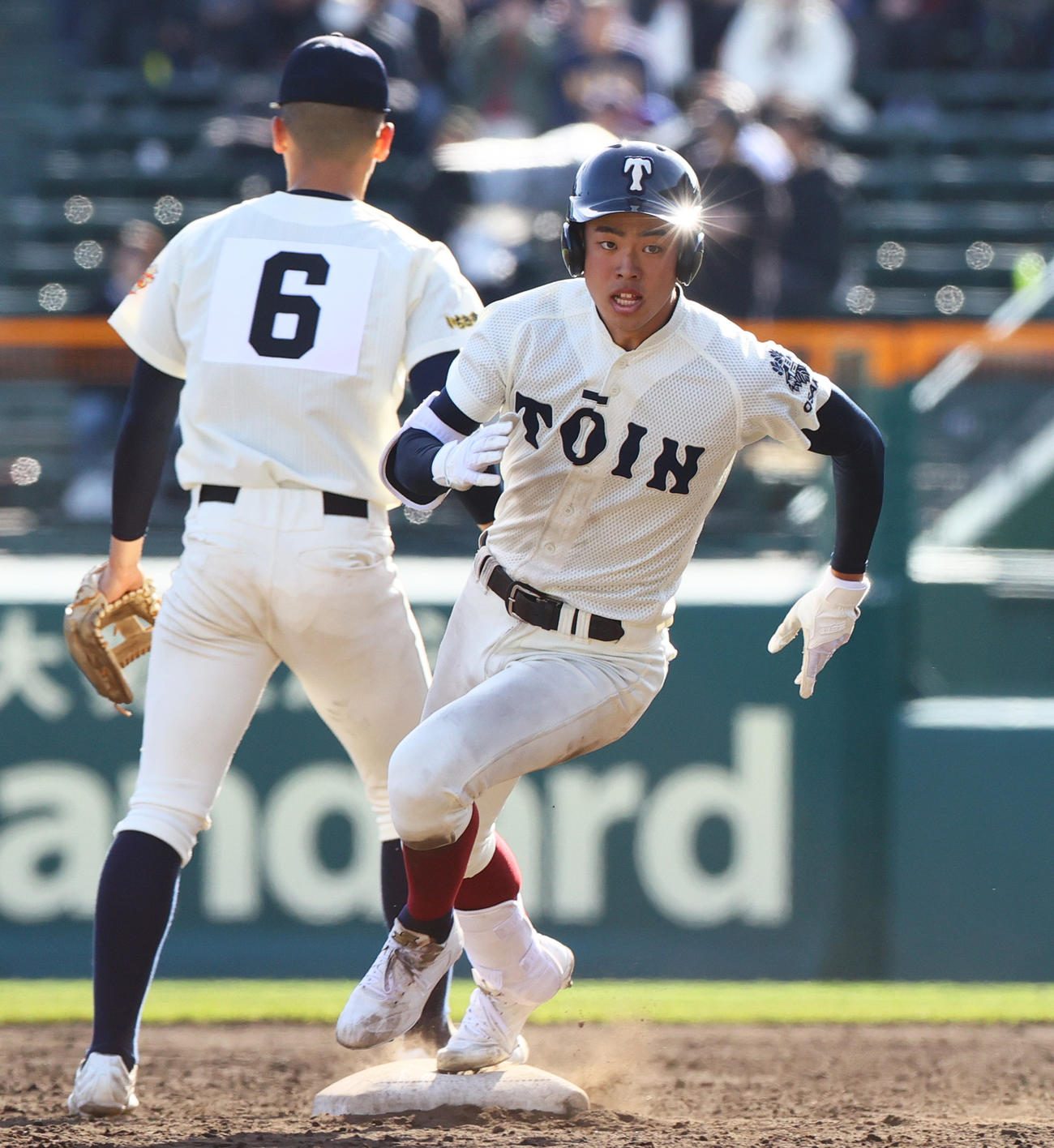 神村学園対大阪桐蔭　6回裏大阪桐蔭無死、境（手前）は右越えランニング本塁打を放ち三塁へ向かう（撮影・上山淳一）