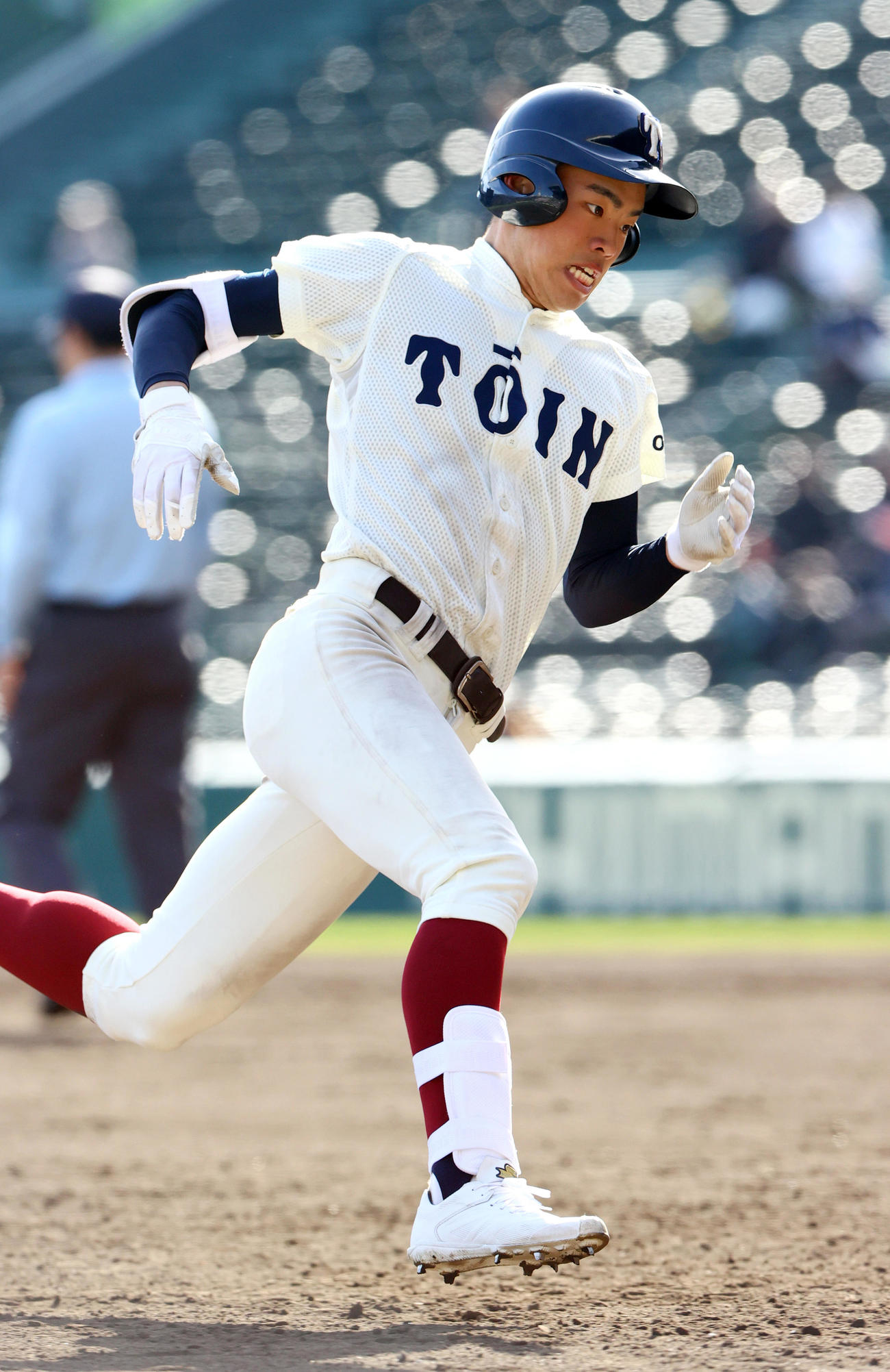 神村学園対大阪桐蔭　6回裏大阪桐蔭無死、境は右越えランニング本塁打を放ち三塁へ向かう（撮影・上山淳一）