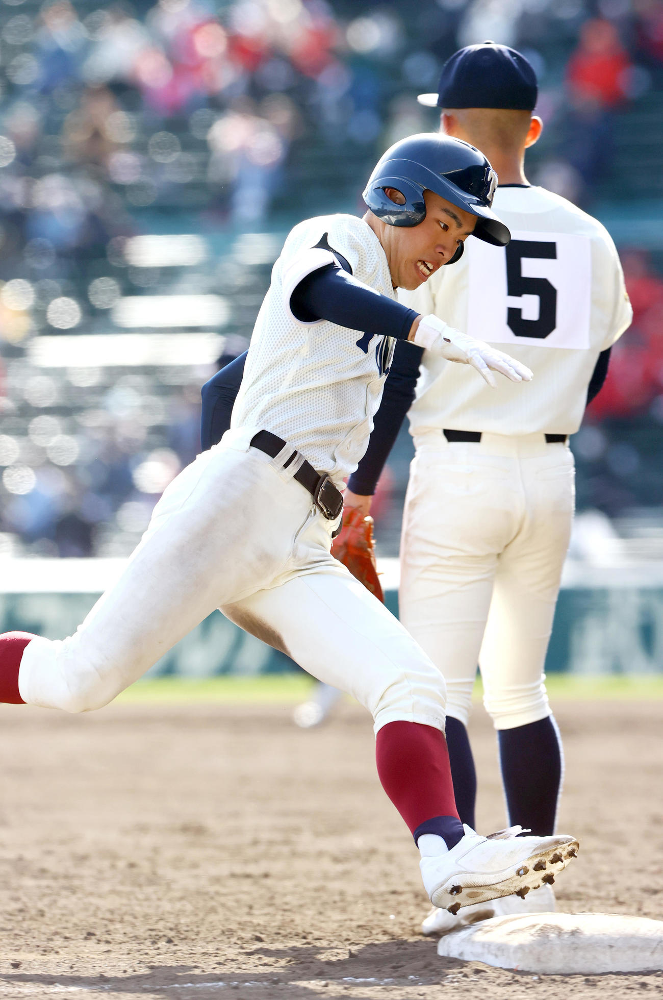 神村学園対大阪桐蔭　6回裏大阪桐蔭無死、境（手前）は右越えランニング本塁打を放ち三塁へ向かう（撮影・上山淳一）