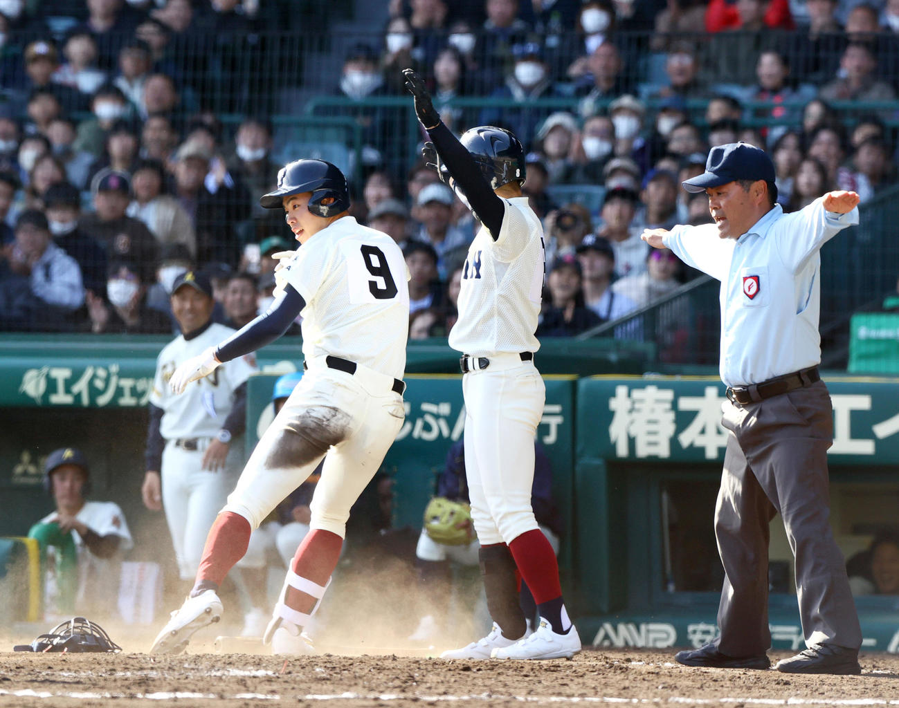 神村学園対大阪桐蔭　6回裏大阪桐蔭無死、境（手前）は右越えランニング本塁打を放ち生還する（撮影・上山淳一）