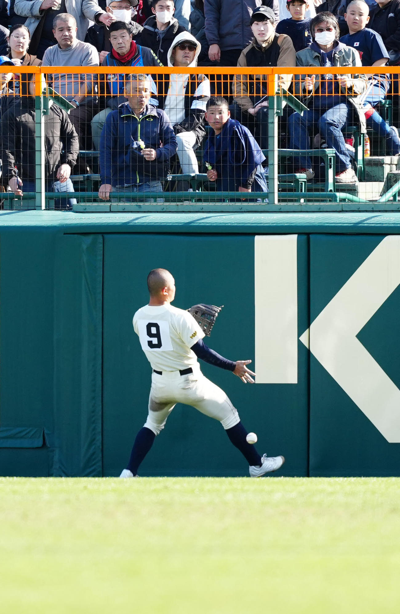 神村学園対大阪桐蔭　5回裏大阪桐蔭無死、ランニング本塁打となった境の打球を処理する右翼手正林（撮影・江口和貴）