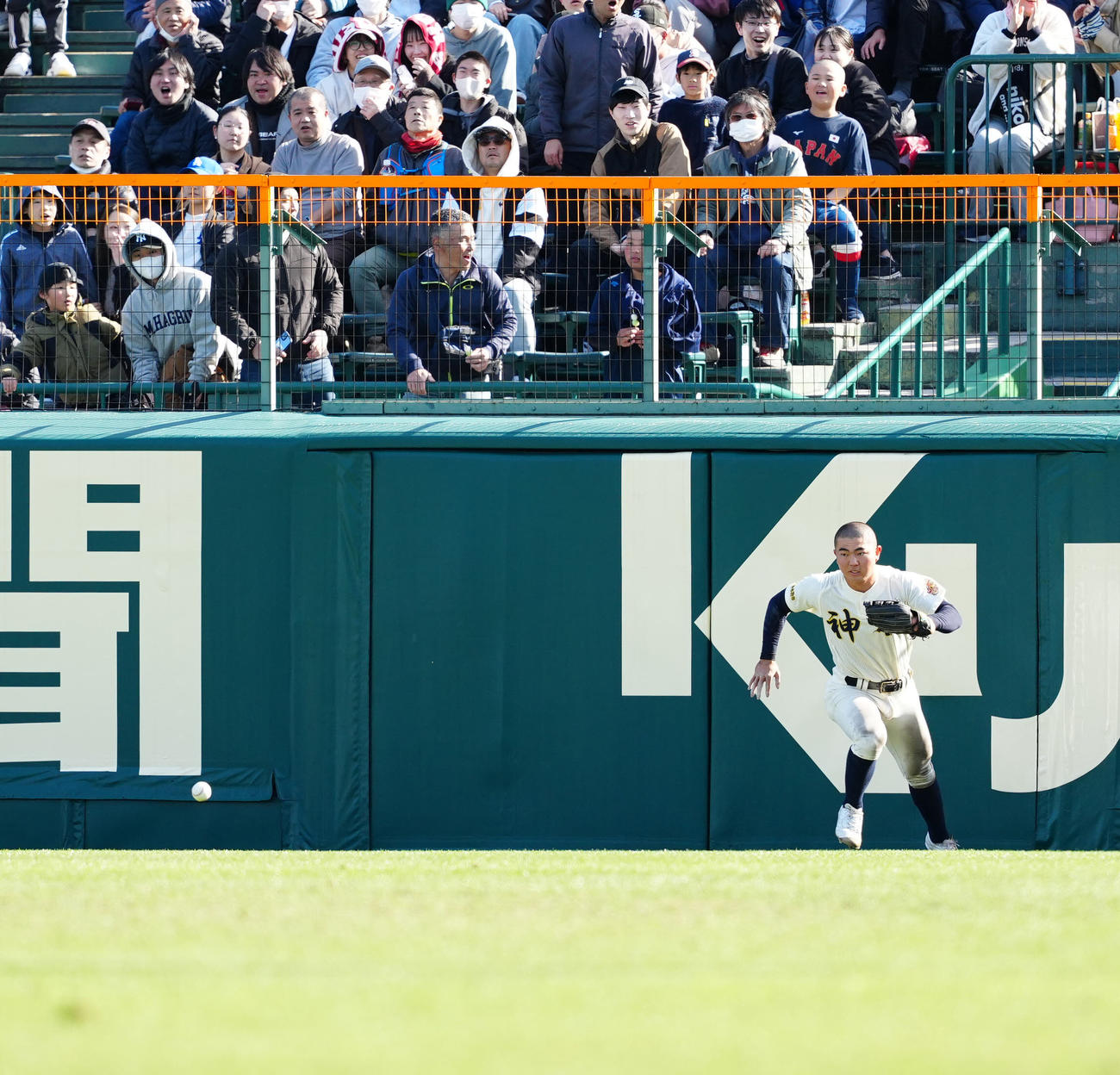 神村学園対大阪桐蔭　5回裏大阪桐蔭無死、ランニング本塁打となった境の打球を処理する右翼手正林（撮影・江口和貴）
