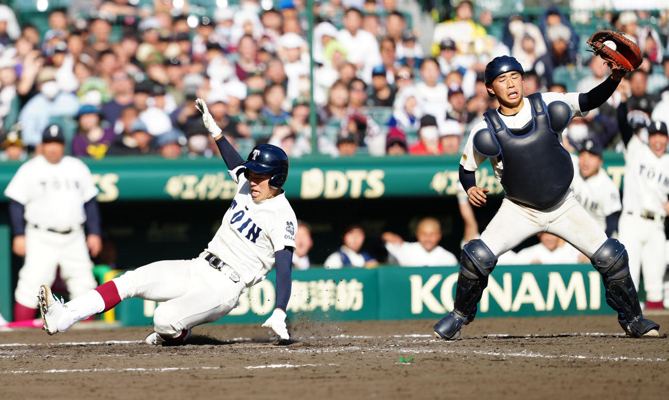 神村学園対大阪桐蔭　5回裏大阪桐蔭無死、ランニング本塁打とする境。捕手木下（撮影・江口和貴）