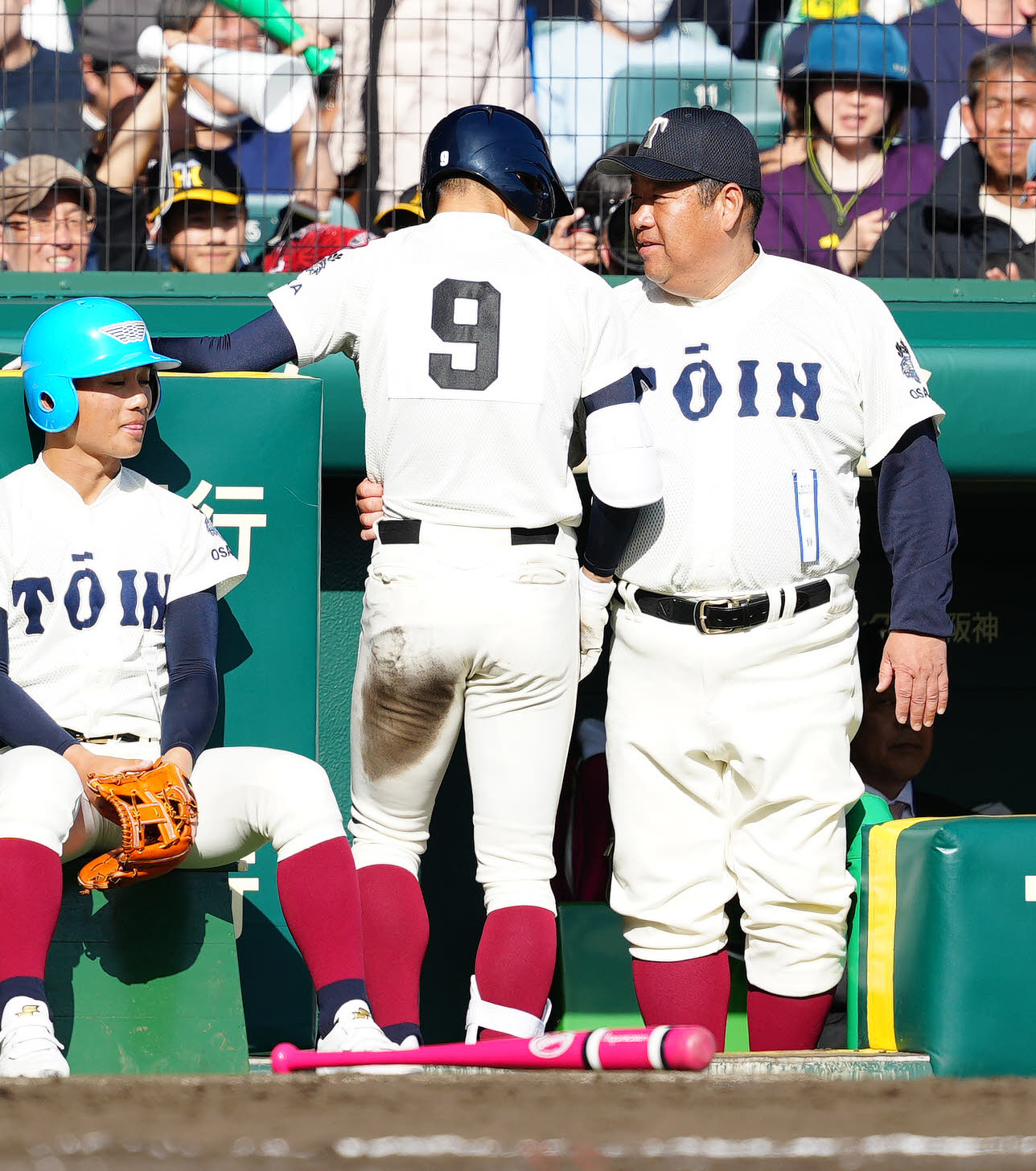 神村学園対大阪桐蔭　5回裏大阪桐蔭無死、ランニング本塁打の境（中央）に声をかける西谷監督（撮影・江口和貴）