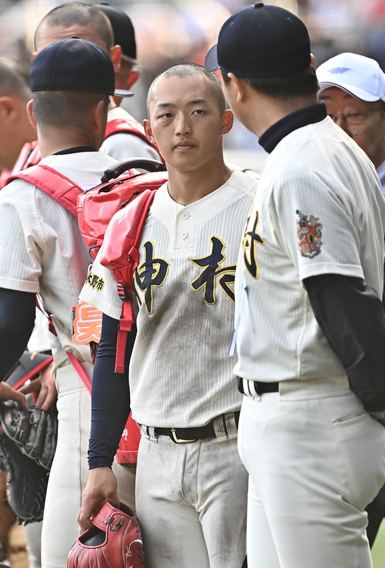 神村学園対大阪桐蔭　試合後、神村学園・川下（手前から2人目）は小田監督の話しを聞く（撮影・滝沢徹郎）
