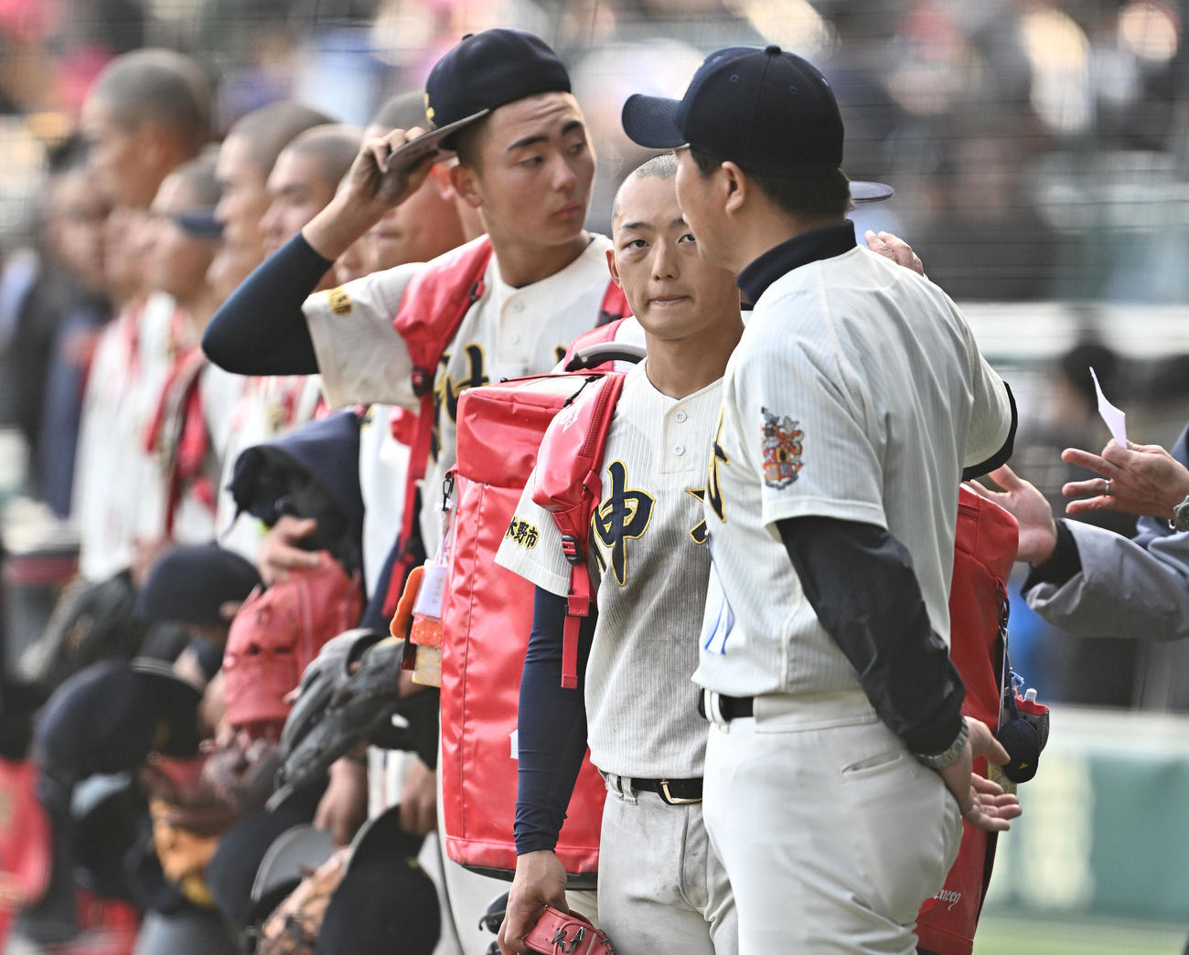 神村学園対大阪桐蔭　試合後、神村学園・川下（手前から2人目）は小田監督の話しを聞く（撮影・滝沢徹郎）