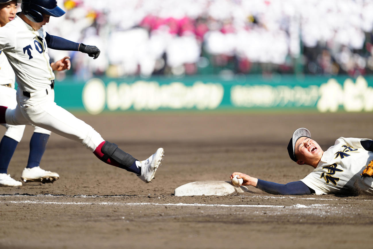 神村学園対大阪桐蔭　5回裏大阪桐蔭無死、吉田（左）の打球を処理し一塁へタッチする藤田（撮影・江口和貴）