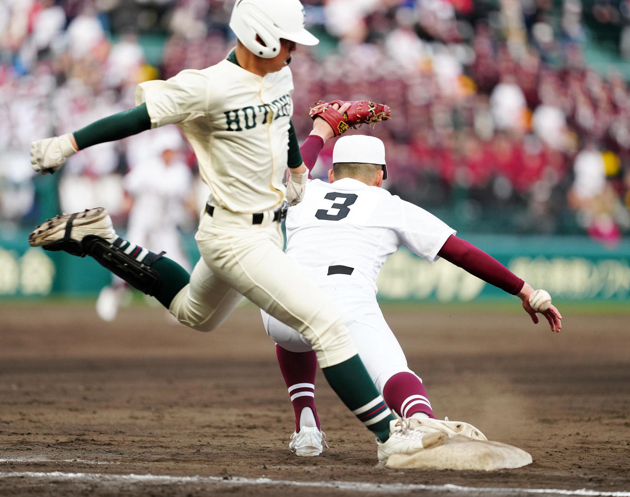 報徳学園対常総学院　4回表報徳学園2死三塁、三塁適時内野安打とする間木（左）（撮影・江口和貴）