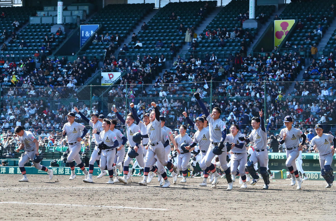 広陵対青森山田　広陵に勝利し、応援席に向かって笑顔で駆けだす青森山田ナイン（撮影・上山淳一）