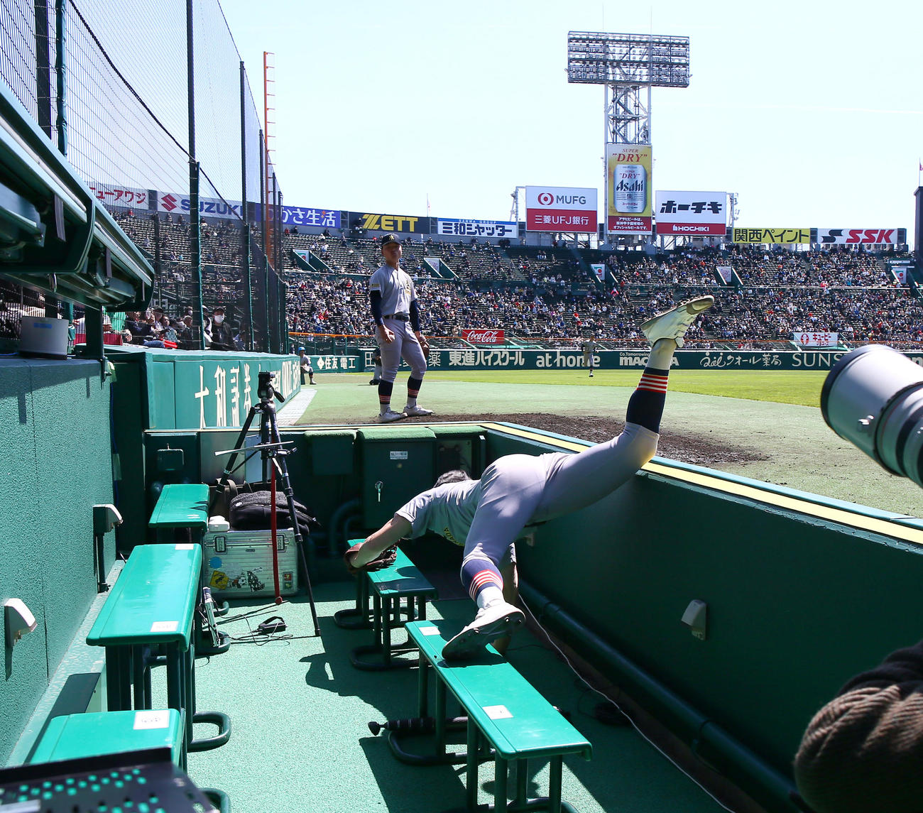 広陵対青森山田　6回表広陵2死一塁、三塁手菊池伊は高尾の邪飛を好捕する（撮影・上山淳一）