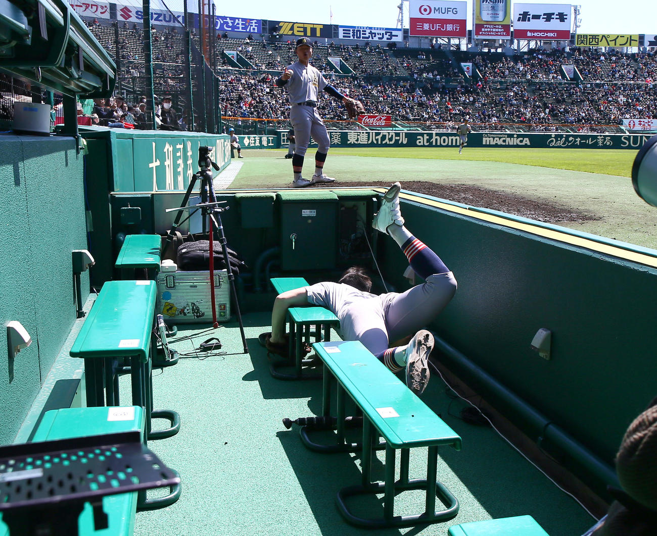 広陵対青森山田　6回表広陵2死一塁、三塁手菊池伊は高尾の邪飛を好捕する（撮影・上山淳一）
