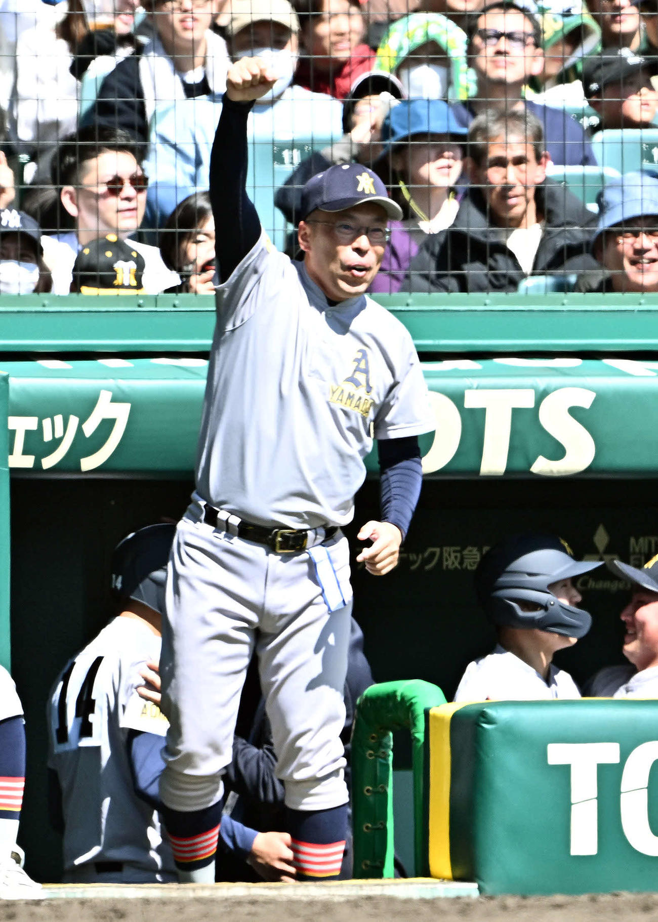 広陵対青森山田　8回裏青森山田1死満塁、対馬の2点適時打にガッツポーズで喜ぶ兜森監督（撮影・滝沢徹郎）