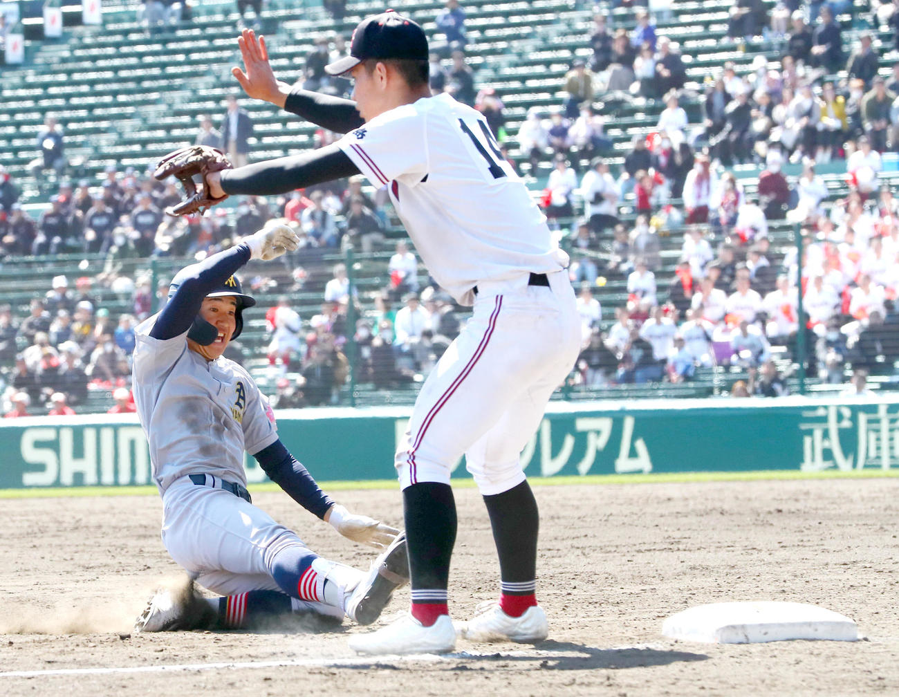 9回裏青森山田1死満塁、佐藤隆は走者一掃の左越え3点適時三塁打を放ち三塁へスライディング。三塁手池田（撮影・上山淳一）