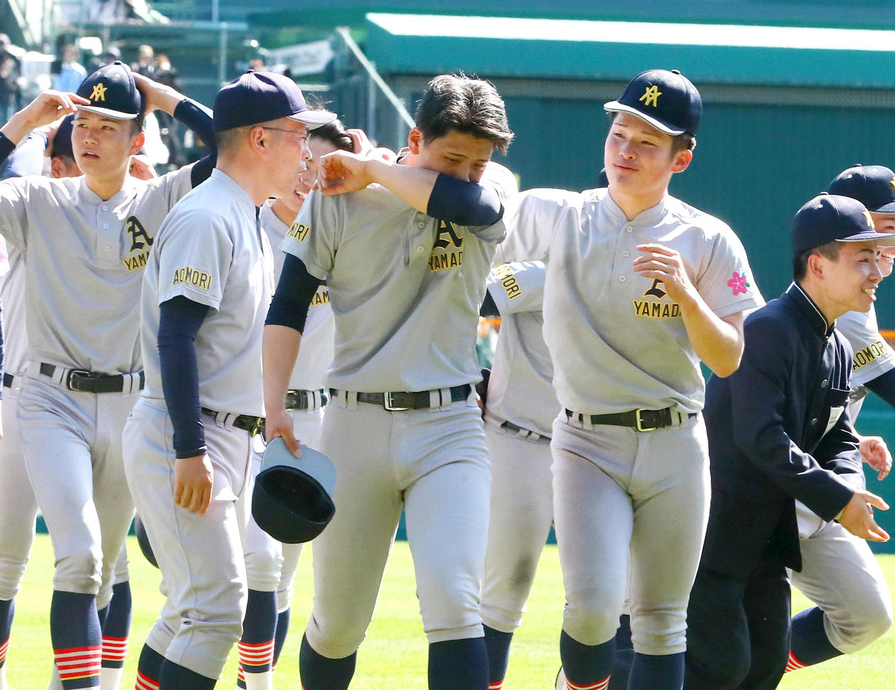 広陵対青森山田　タイブレーク10回で広陵を敗り勝利した青森山田エース関（手前）は涙を流す（撮影・上山淳一）