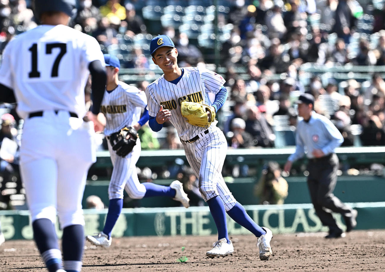中央学院対宇治山田商　9回裏宇治山田商2死一塁、伊藤を中飛に打ち取り笑顔の颯佐（中央）（撮影・滝沢徹郎）