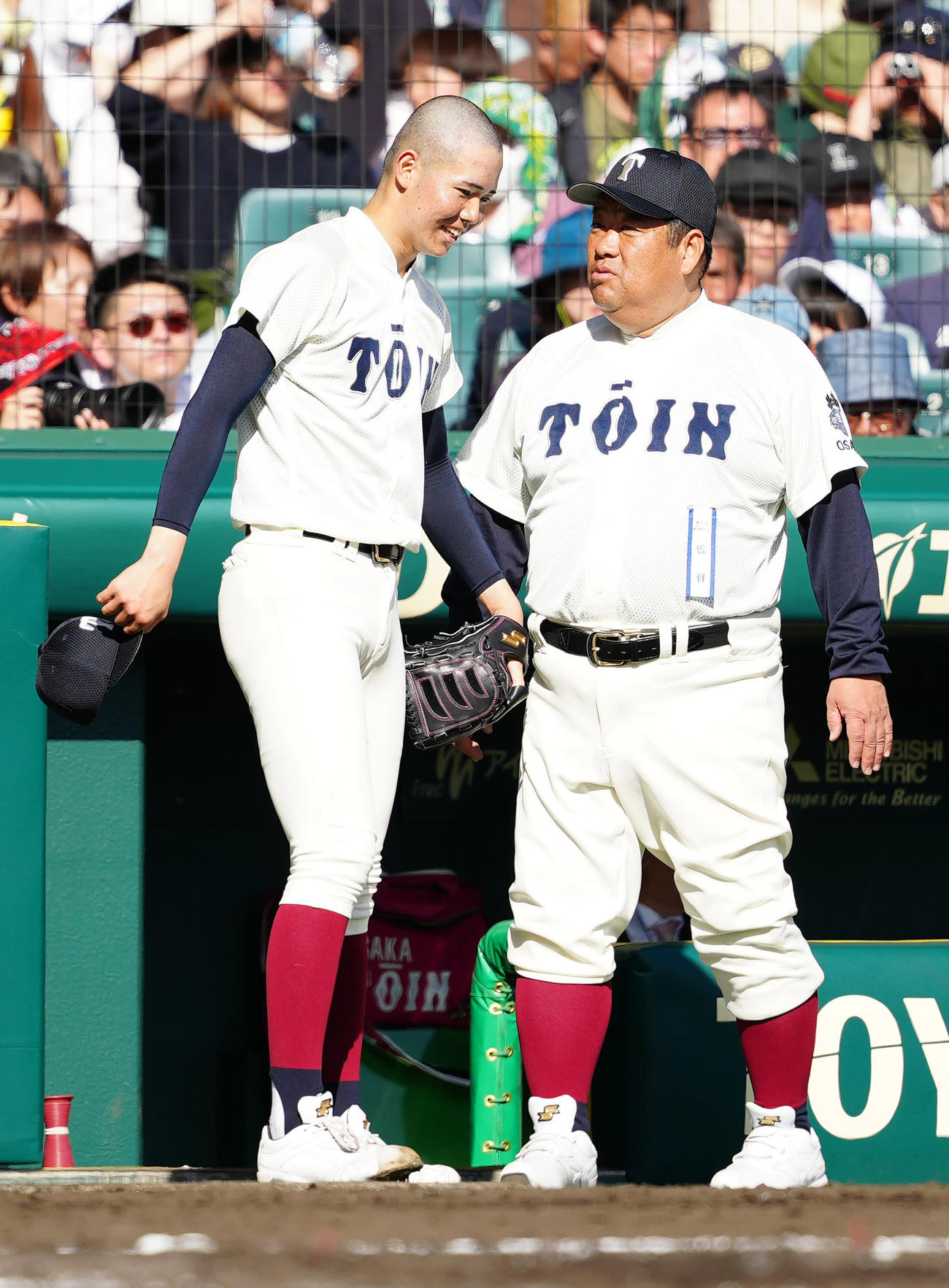 神村学園対大阪桐蔭　4回表終了後、大阪桐蔭先発の森（左）に話す西谷監督（撮影・江口和貴）
