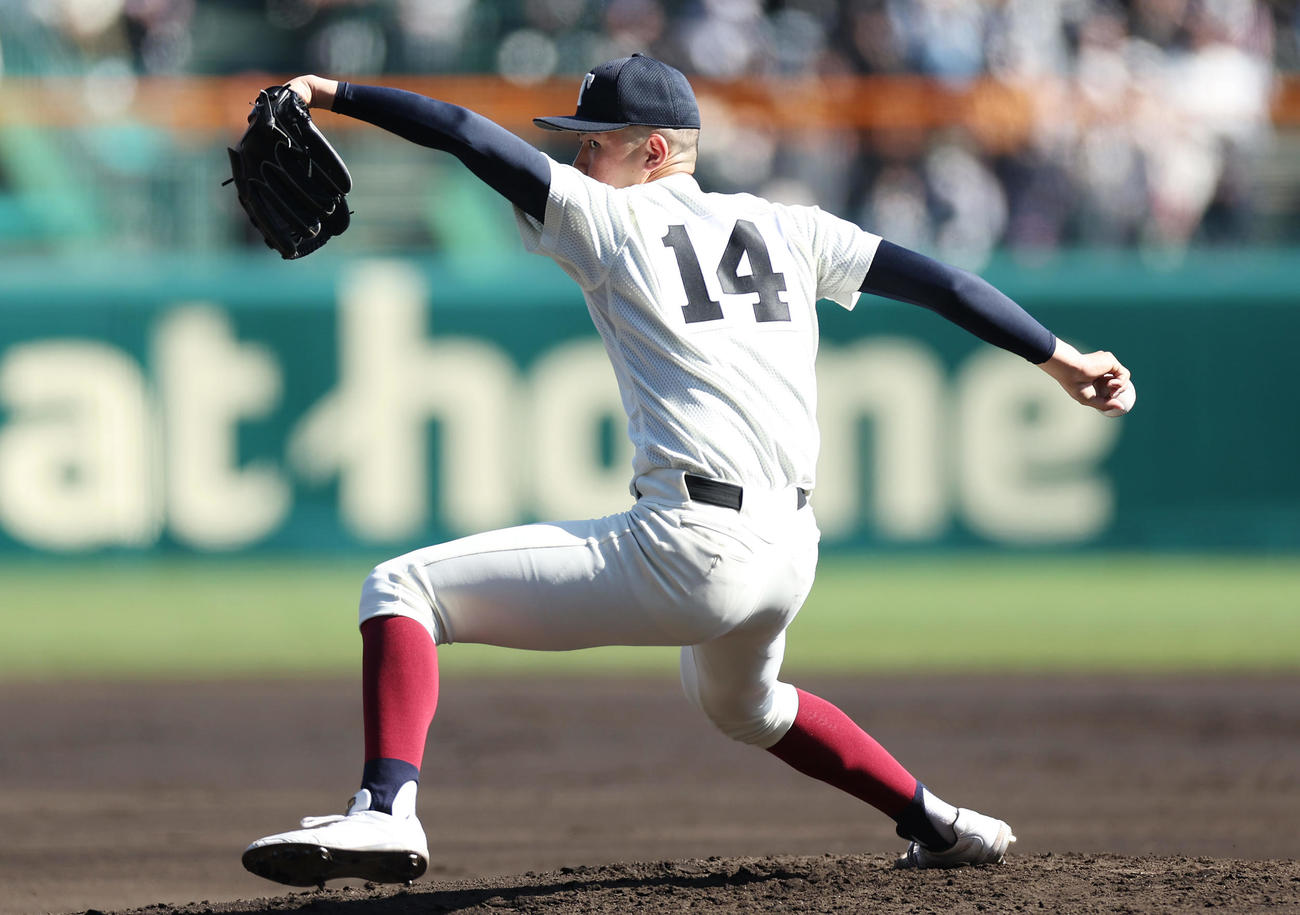 神村学園対大阪桐蔭　力投する大阪桐蔭先発の森（撮影・前田充）