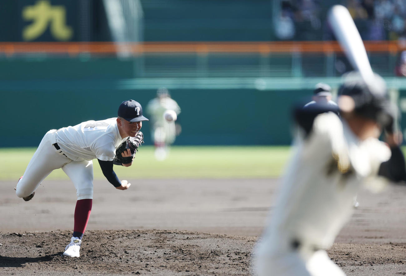 神村学園対大阪桐蔭　力投する大阪桐蔭先発の森（撮影・前田充）