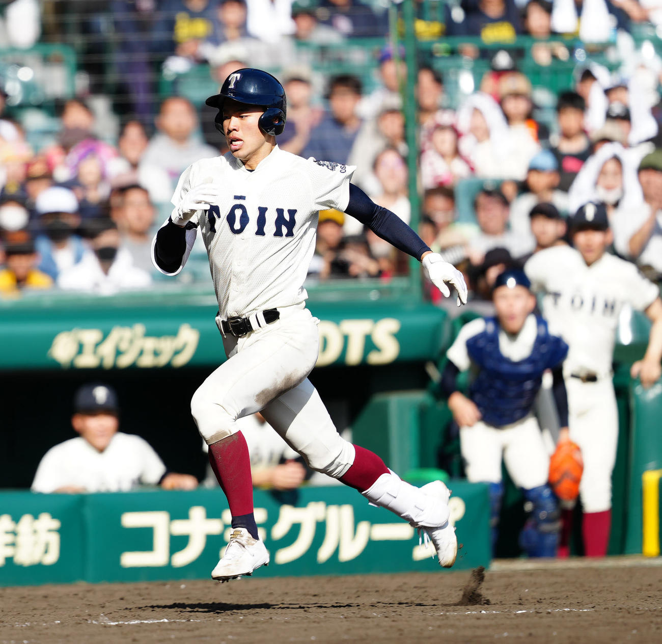 神村学園対大阪桐蔭　5回裏大阪桐蔭無死、ランニング本塁打とする境（撮影・江口和貴）