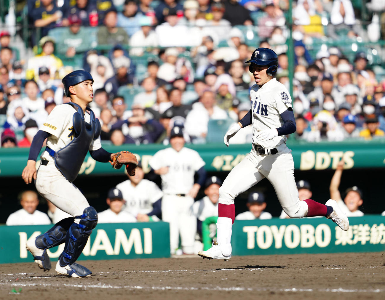 神村学園対大阪桐蔭　5回裏大阪桐蔭無死、ランニング本塁打とする境。捕手木下（撮影・江口和貴）