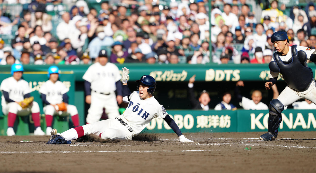 神村学園対大阪桐蔭　5回裏大阪桐蔭無死、ランニング本塁打とする境。捕手木下（撮影・江口和貴）