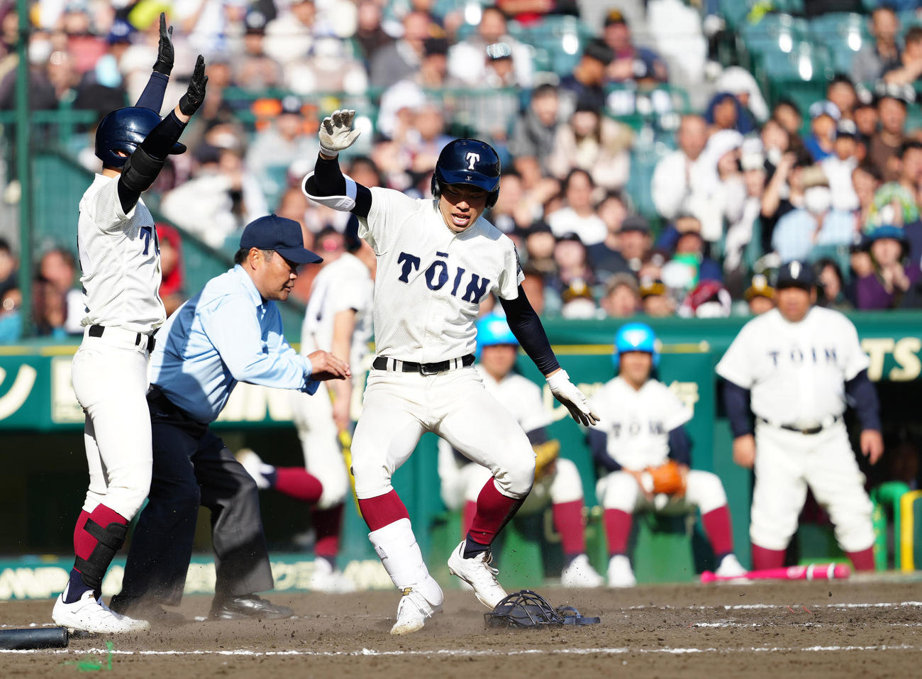 神村学園対大阪桐蔭　5回裏大阪桐蔭無死、ランニング本塁打とした境（撮影・江口和貴）