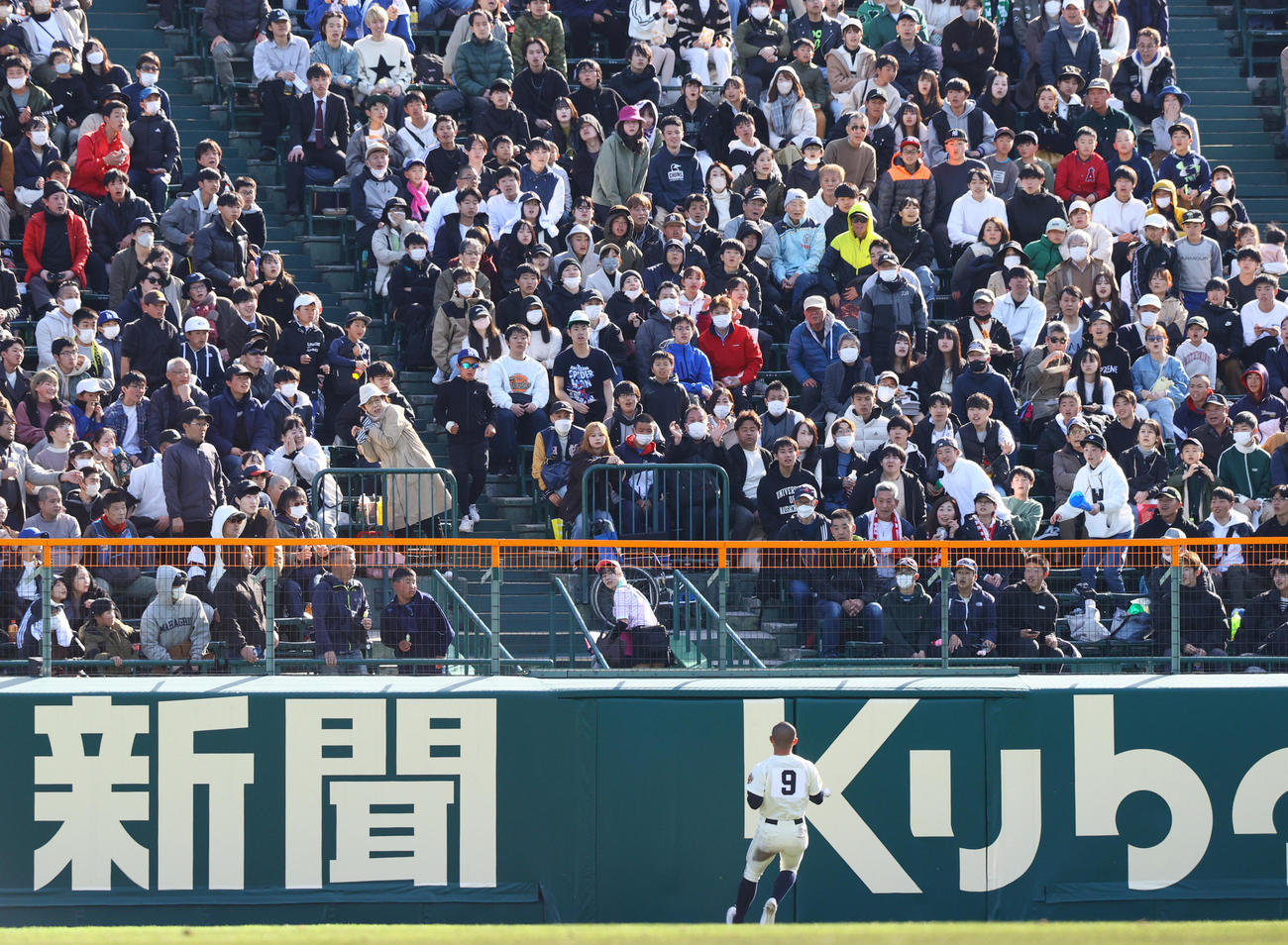 神村学園対大阪桐蔭　5回裏大阪桐蔭無死、右翼手正林は境の打球を追うがランニング本塁打となる（撮影・上山淳一）
