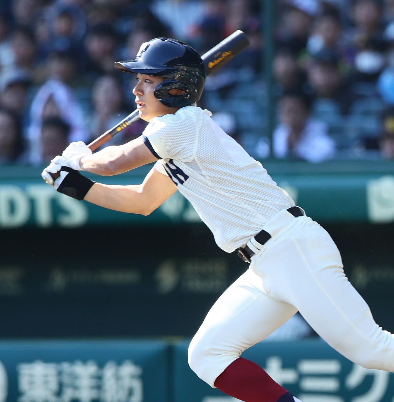 神村学園対大阪桐蔭　3回裏大阪桐蔭2死一塁、徳丸は中越え適時三塁打を放つ（撮影・上山淳一）