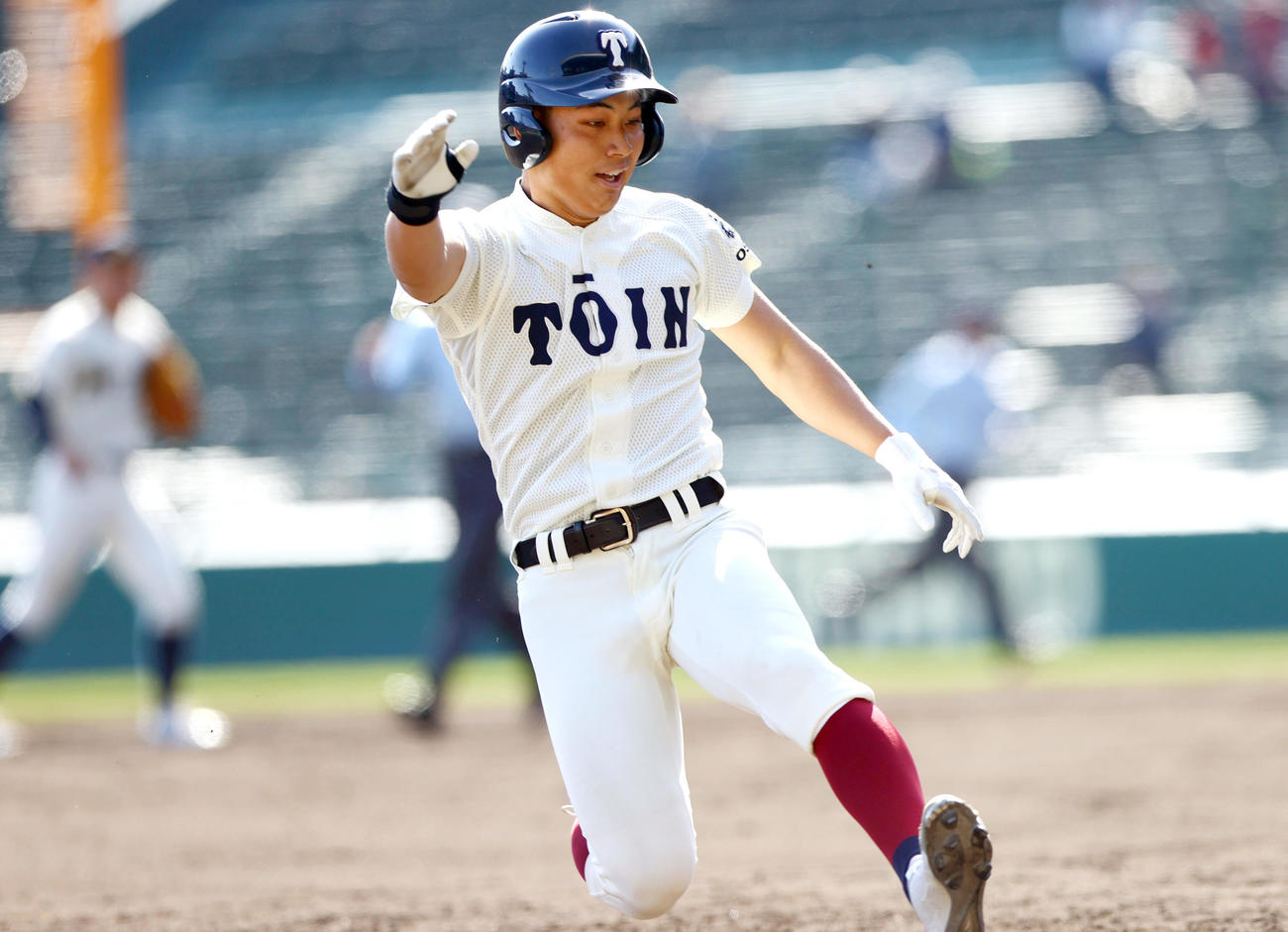 神村学園対大阪桐蔭　3回裏大阪桐蔭2死一塁、徳丸は中越え適時三塁打を放ち三塁へ向かう（撮影・上山淳一）