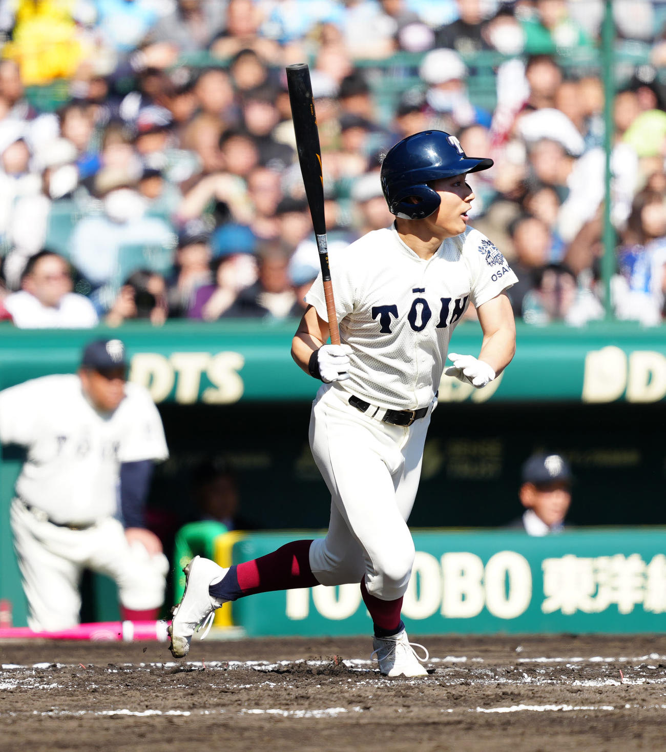 神村学園対大阪桐蔭　1回裏大阪桐蔭1死三塁、中犠飛を放つ徳丸（撮影・江口和貴）