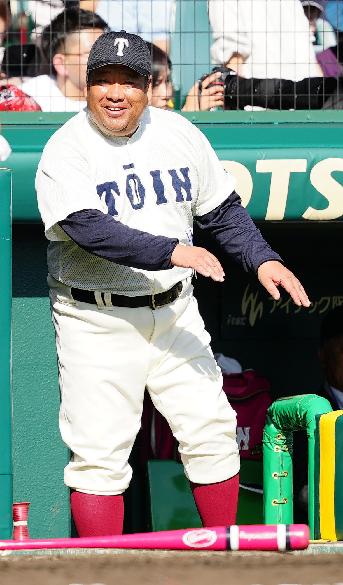 神村学園対大阪桐蔭　3回裏大阪桐蔭2死一塁、徳丸の適時三塁打で笑顔を見せる西谷監督（撮影・江口和貴）