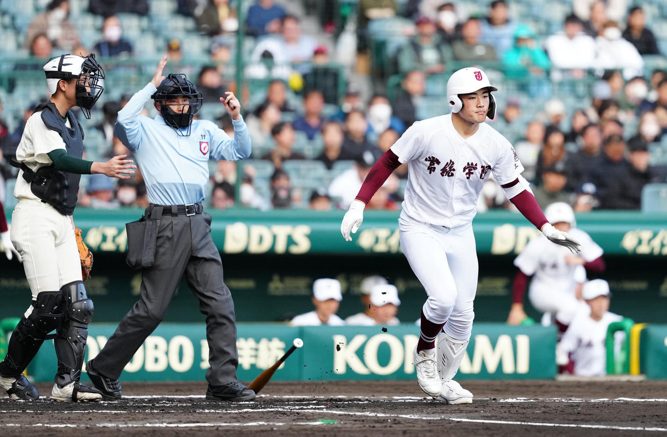 報徳学園対常総学院　1回裏常総学院2死三塁、死球を受けた武田（撮影・江口和貴）