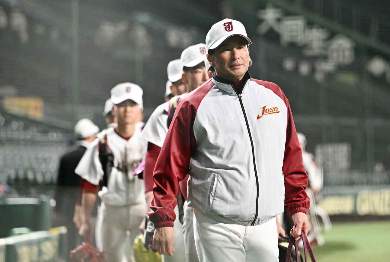 常総学院対報徳学園　試合に敗れ引き揚げる常総学院・島田直也監督（手前）（撮影・滝沢徹郎）