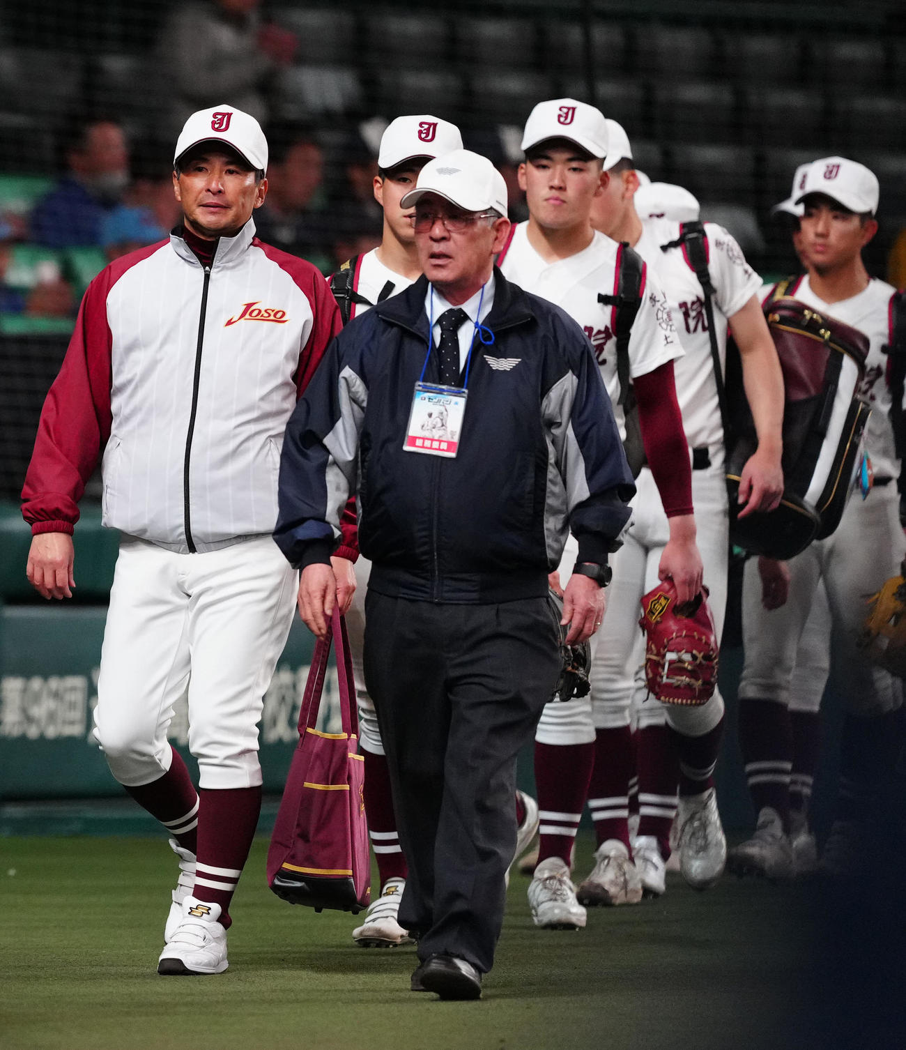 報徳学園対常総学院　試合後、引き揚げる常総学院・島田監督（左端）（撮影・江口和貴）