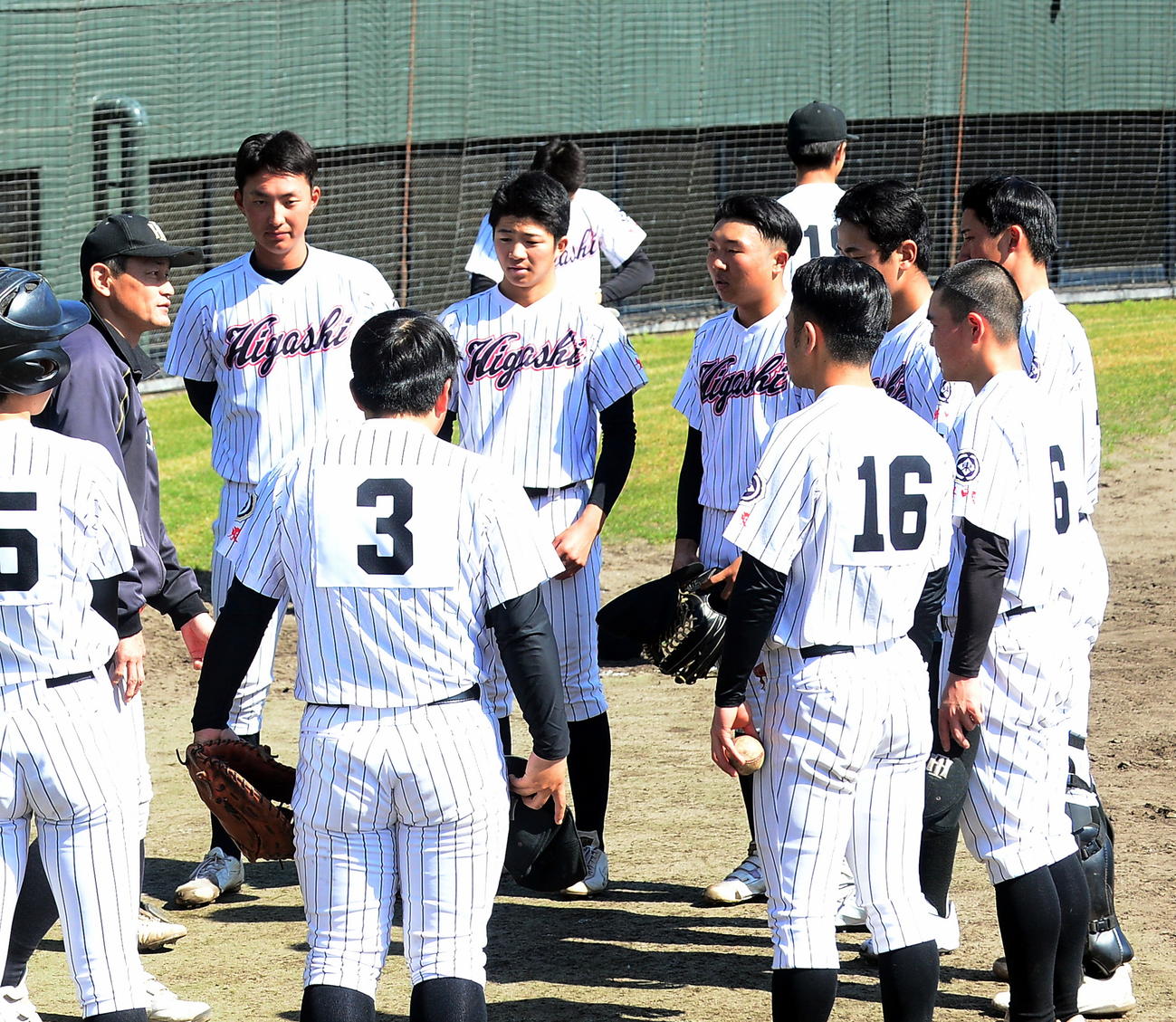 山本監督（左）の話を聞く磐田東ナイン