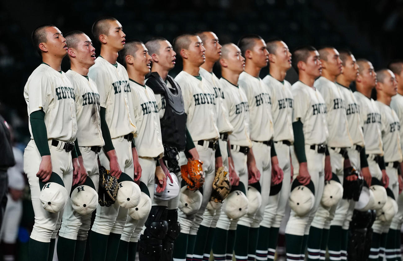 報徳学園対常総学院　試合後、校歌を歌う間木（左端）ら報徳学園の選手たち（撮影・江口和貴）