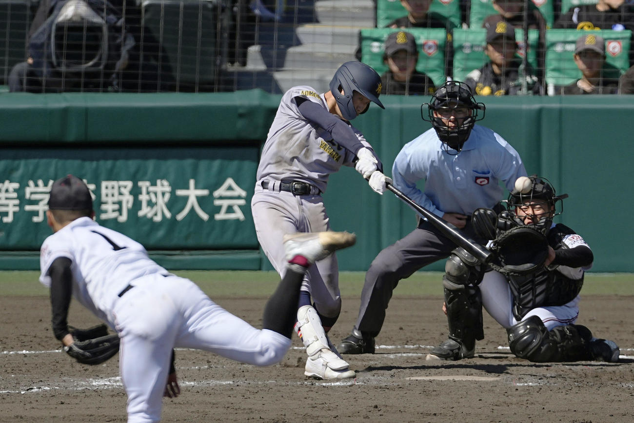 9回、左中間に走者一掃の同点三塁打を放つ佐藤隆。投手高尾（共同）